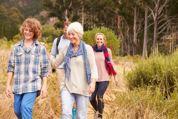 Familj med mormor promenader tillsammans — Stockfoto