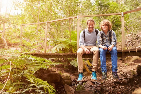 Vader en zoon op brug — Stockfoto