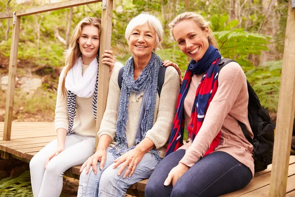 Mujeres sentadas en un bosque — Foto de Stock