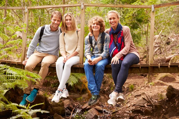 Familie zittend op brug — Stockfoto