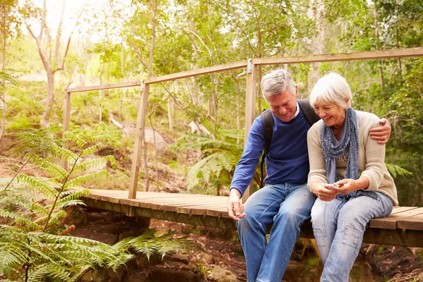 Gelukkige senior paar in bos — Stockfoto