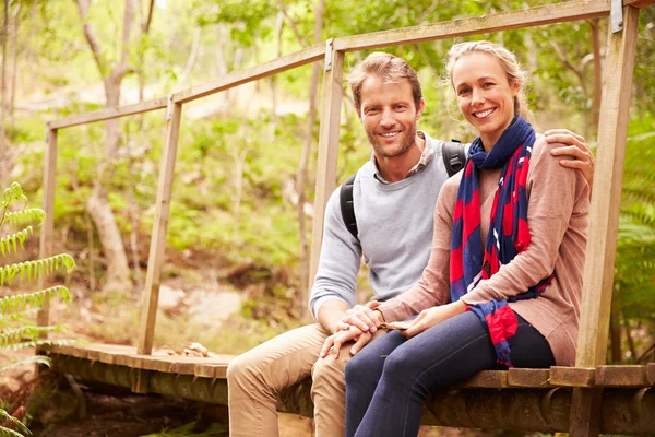 Pareja feliz en puente — Foto de Stock