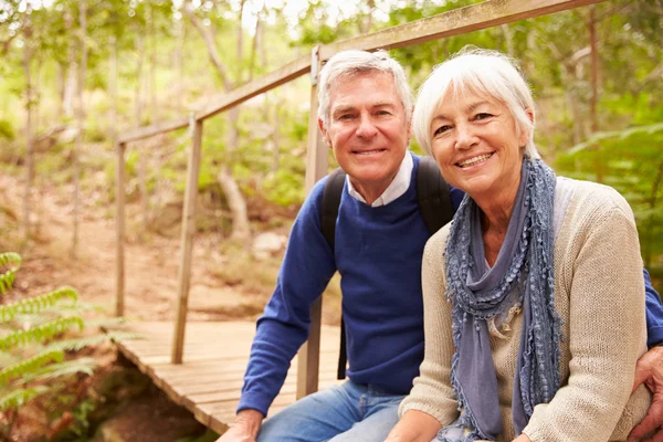 Heureux couple de personnes âgées en forêt — Photo