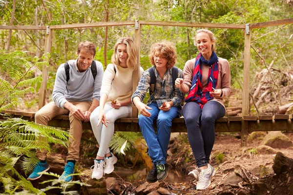 Padres y adolescentes en el bosque — Foto de Stock