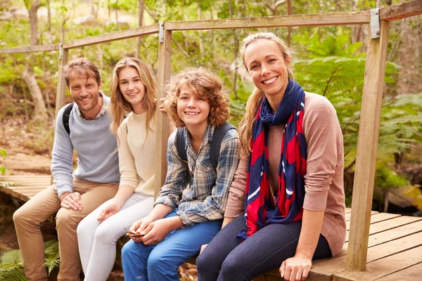 Familjen sitter på bron — Stockfoto