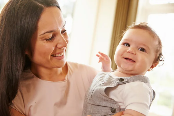 Mãe Acariciando Happy Baby Boy — Fotografia de Stock