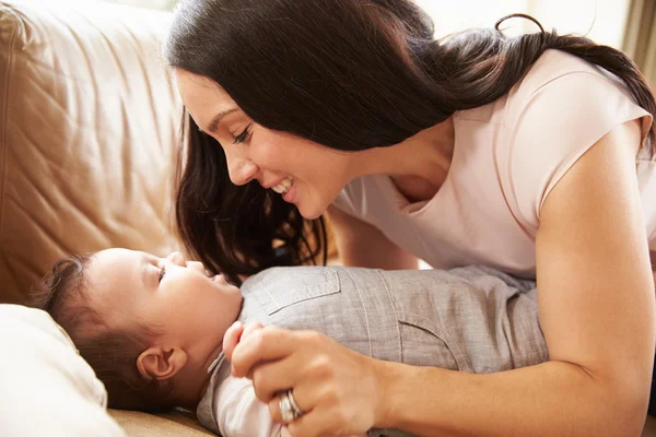 Mãe brincando com o menino feliz — Fotografia de Stock