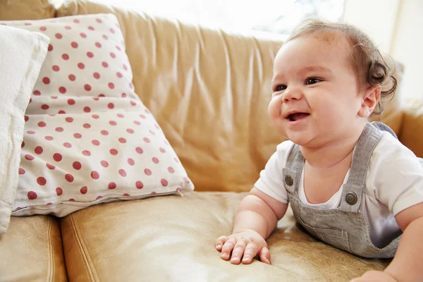 Menino feliz brincando no sofá — Fotografia de Stock