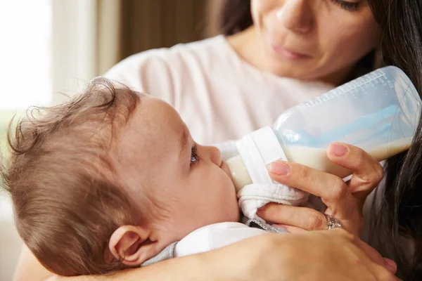 Mãe alimentando bebê de garrafa — Fotografia de Stock
