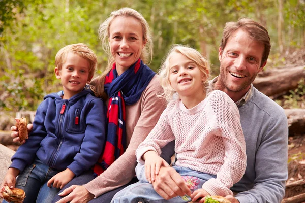 Familjen äter smörgåsar utomhus — Stockfoto