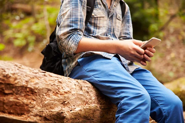 Jongen met behulp van smartphone — Stockfoto