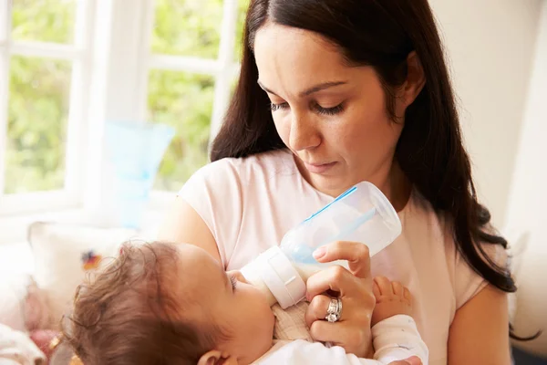 Mãe alimentando bebê de garrafa — Fotografia de Stock