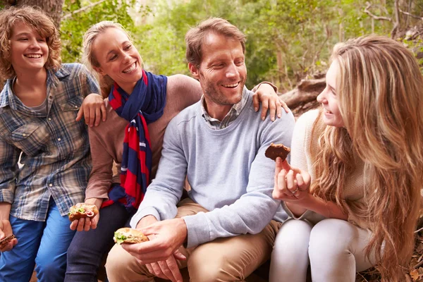 Ouders en tiener kinderen in bos — Stockfoto