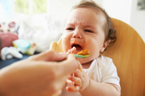 Olycklig Baby vid matdags — Stockfoto