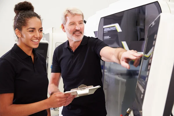 Leerling werken met ingenieur op een Cnc machine — Stockfoto