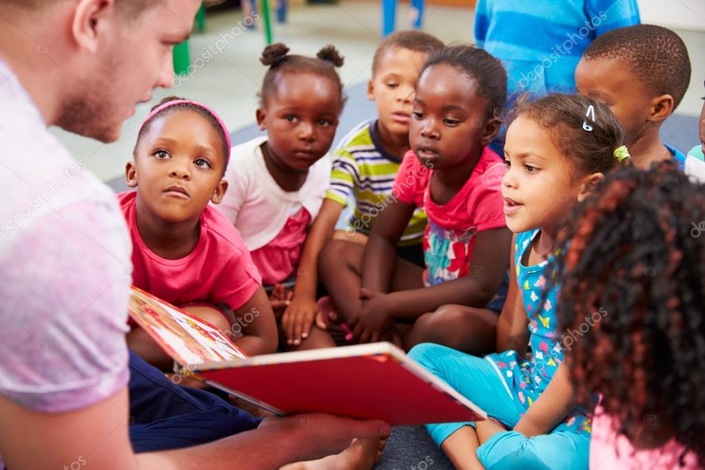 Volunteer teacher reading to class — Stock Photo © monkeybusiness 106173320