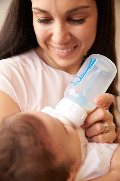奶瓶喂奶的母亲 — 图库照片