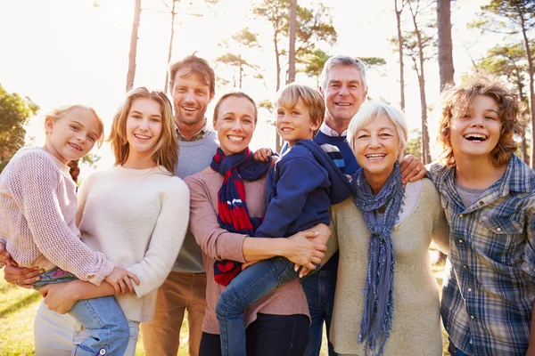 Familia multigeneracional en el campo — Foto de Stock
