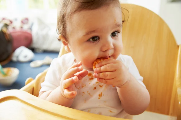 Glückliches Baby zur Essenszeit — Stockfoto