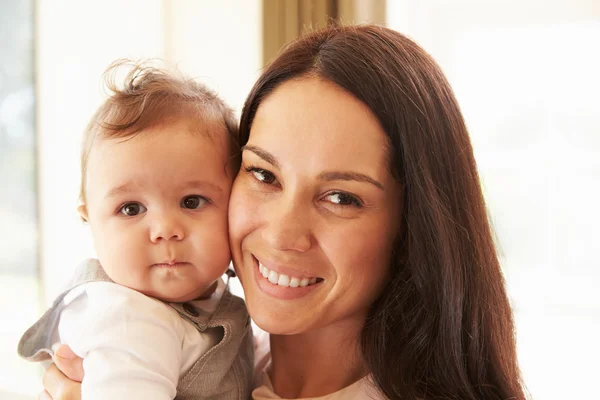 Moeder van knuffelen Happy Baby Boy — Stockfoto