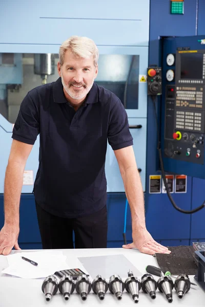 Projeto de planejamento do engenheiro com máquinas CNC — Fotografia de Stock