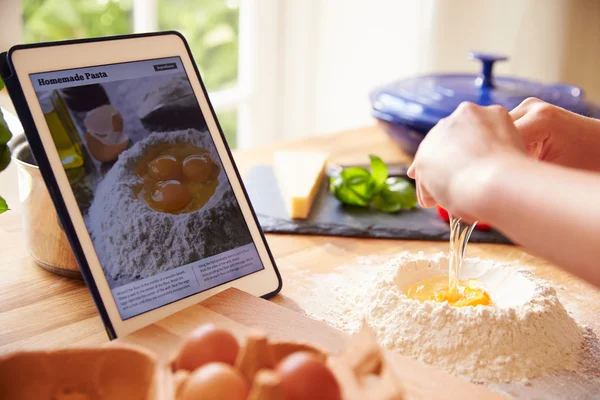 Persona que sigue la receta usando tableta digital —  Fotos de Stock