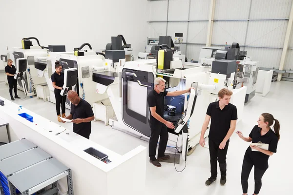 Officina di ingegneria con macchine CNC — Foto Stock