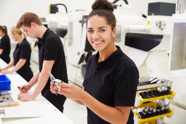 Controllo della qualità dei componenti da parte dei lavoratori — Foto Stock