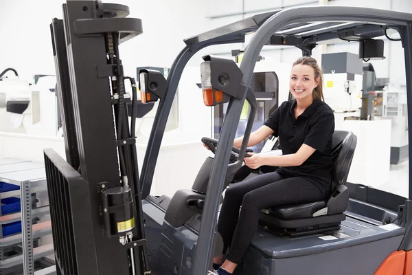 Autista di carrelli elevatori femmina in fabbrica — Foto Stock