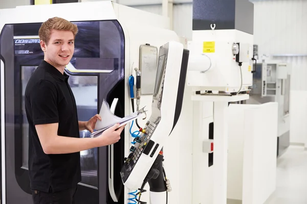 Ingegnere maschio che gestisce macchinari CNC in fabbrica — Foto Stock