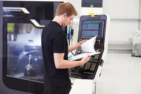 Ingenieur, der CNC-Maschinen bedient — Stockfoto