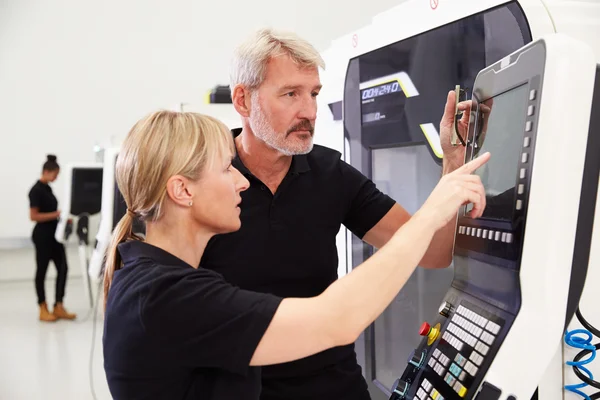 Dois engenheiros operando máquinas CNC — Fotografia de Stock