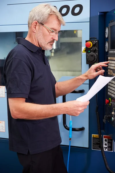 Maquinaria CNC de operación de ingeniero — Foto de Stock