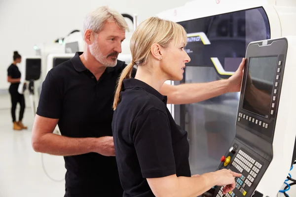 Dois engenheiros operando máquinas CNC — Fotografia de Stock