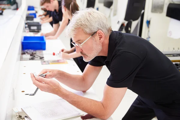 Arbeiter prüfen Qualität der Komponenten — Stockfoto