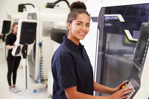 Ingeniero femenino que opera maquinaria cnc — Foto de Stock