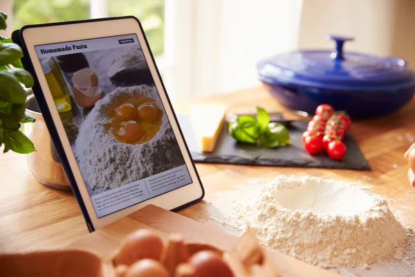 Рецепт макаронних виробів на цифровому планшеті — стокове фото