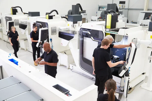 Taller de ingeniería con máquinas CNC — Foto de Stock