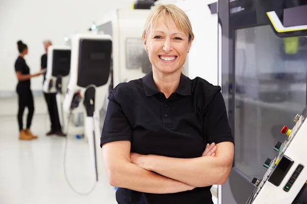 Ingegnere donna che utilizza macchinari CNC — Foto Stock