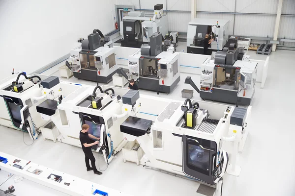 Atelier d'ingénierie avec machines CNC — Photo