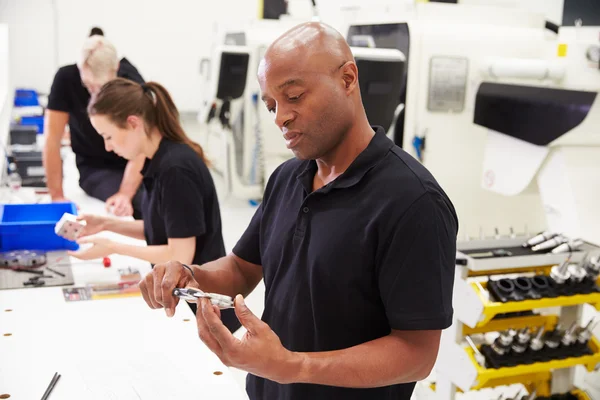 Workers Checking Component Quality — Stock Photo, Image