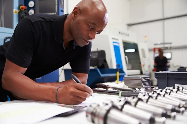 Ingenieur plant Projekt mit CNC-Maschinen — Stockfoto