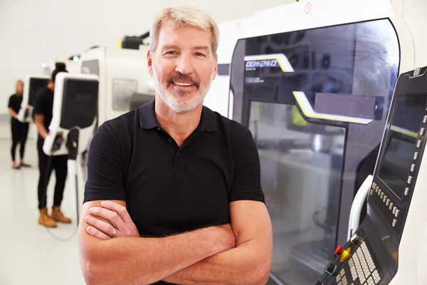 Engenheiro masculino operando máquinas CNC na fábrica — Fotografia de Stock