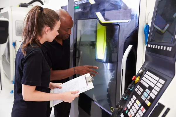 Aprendiz trabalhando com engenheiro em máquinas CNC — Fotografia de Stock