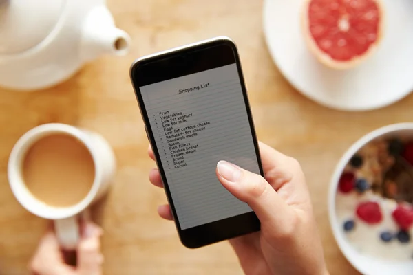 Para hacer una lista en el teléfono móvil —  Fotos de Stock