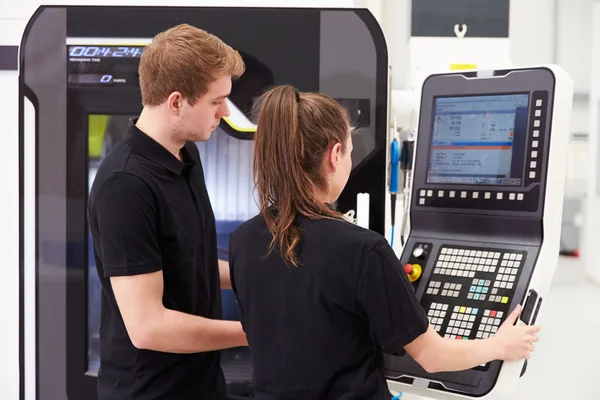 Engenheiros operando máquinas CNC — Fotografia de Stock