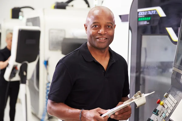 Ingegnere maschio che gestisce macchinari CNC in fabbrica — Foto Stock