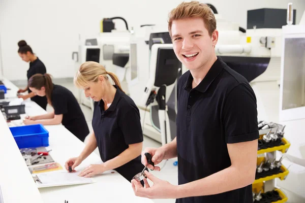 Arbeiter prüfen Qualität der Komponenten — Stockfoto