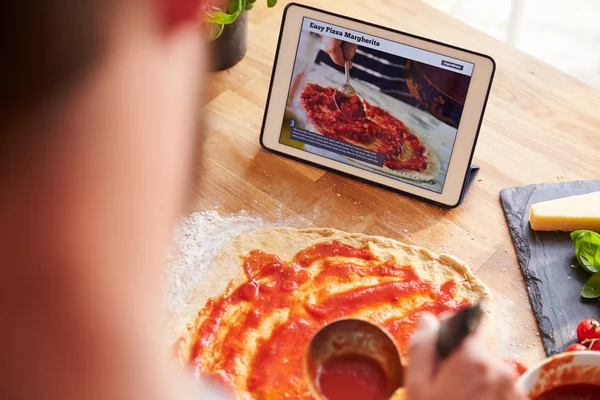 Слідом за рецептом піци на цифровому планшеті — стокове фото