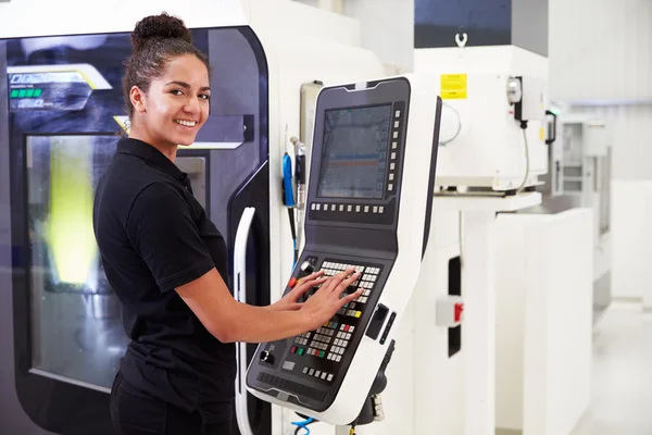 Ingénieur utilisant des machines CNC Photo De Stock